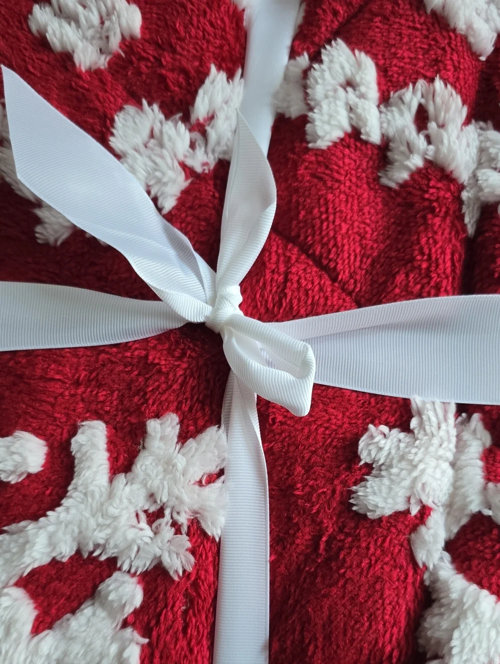 NORTH POLE FAUX MINK TO SHERPA RED AND WHITE SOFT REVERSIBLE THROW